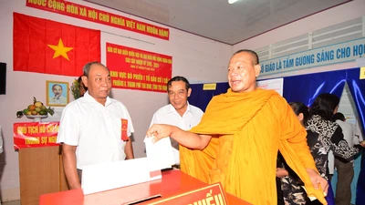 Đông đảo sư sãi, đồng bào dân tộc Khmer nô nức đi bầu cử